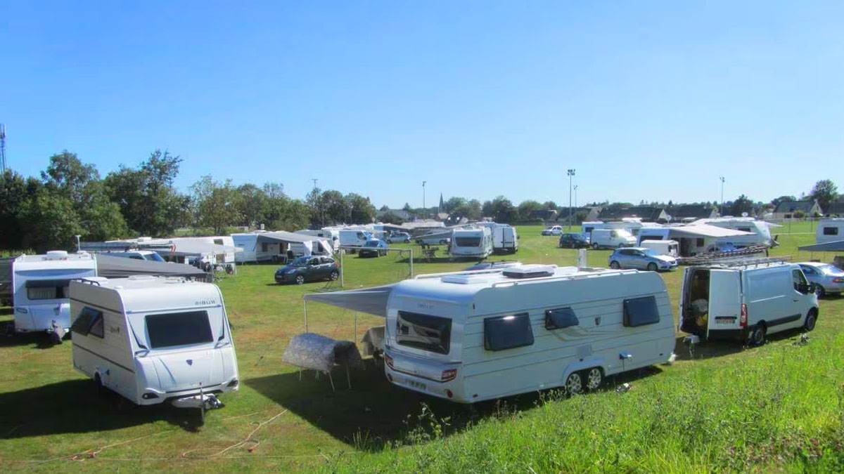 Une trentaine de véhicules de gens du voyage investit un stade, les entraînements annulés