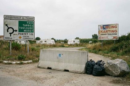 Un propriétaire exaspéré par les gens du voyage piège leurs caravanes avec un bloc de béton gigantesque.