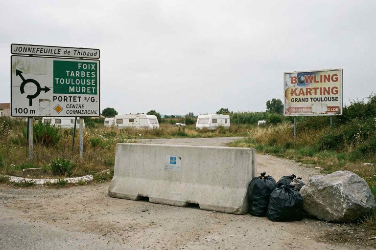 Un propriétaire exaspéré par les gens du voyage piège leurs caravanes avec un bloc de béton gigantesque.